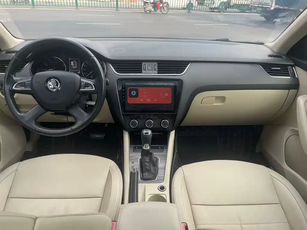 Skoda Octavia 2015 1.6L AT