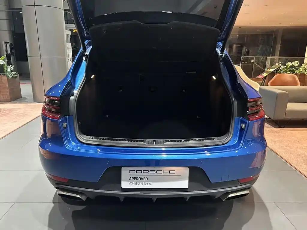 PORSCHE MACAN