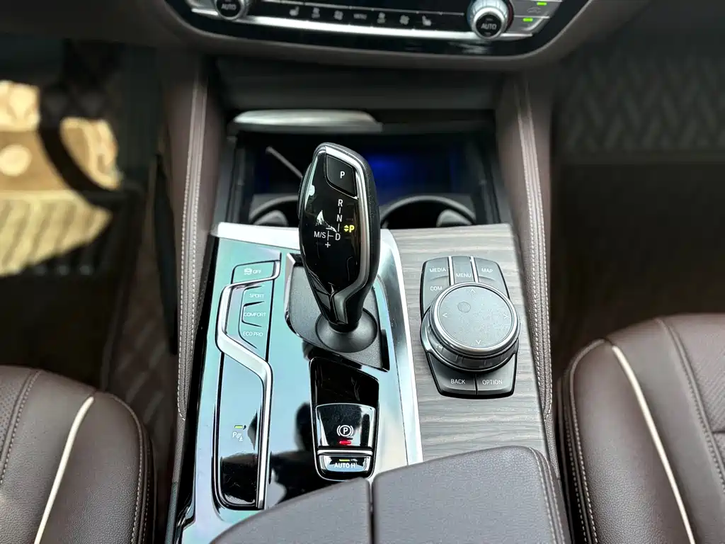 BMW 5 Series — миниатюра 11