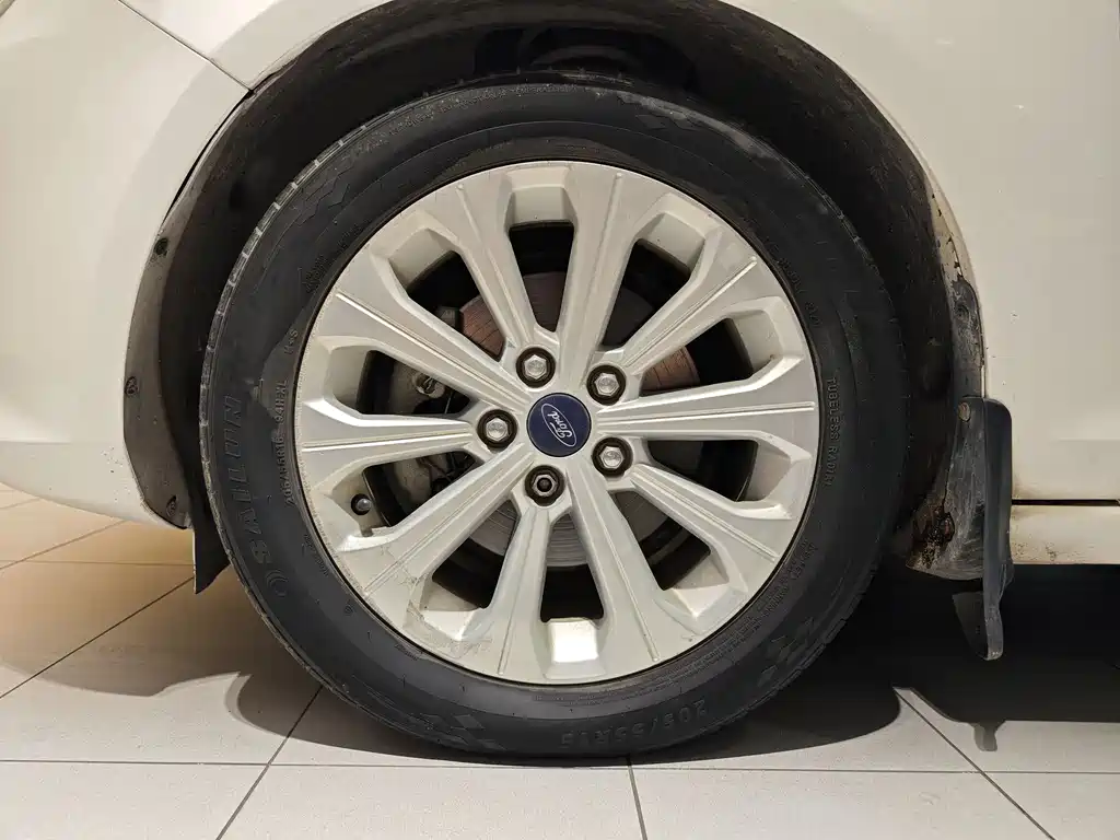 Ford Escort 2015 1.5L AT Fashion