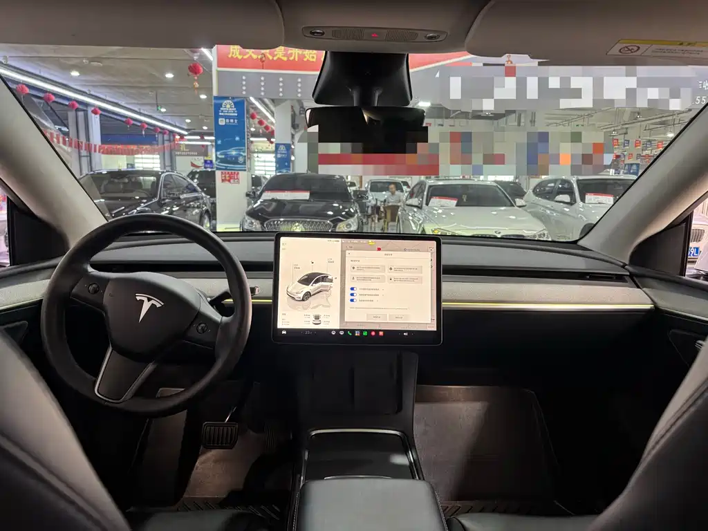 Tesla Model Y — миниатюра 6