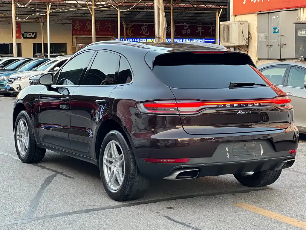 PORSCHE MACAN