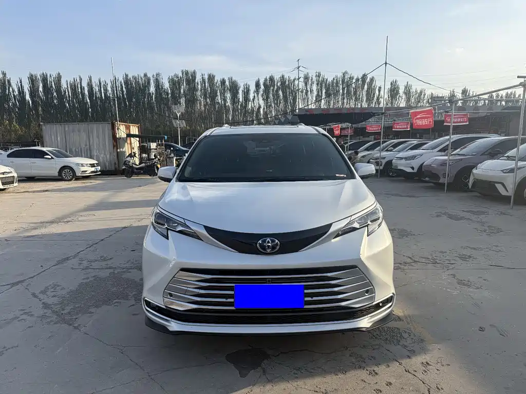 Toyota Sienna — миниатюра 2