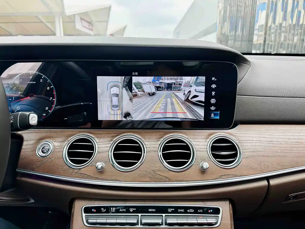 Mercedes-Benz E-Class — миниатюра 9
