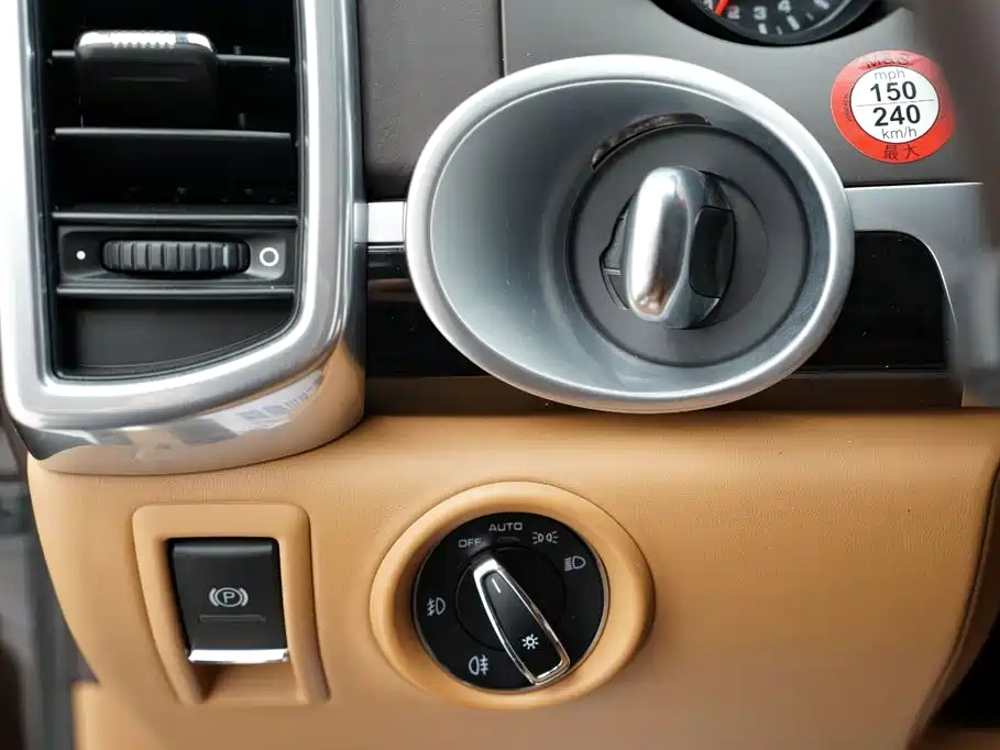 Porsche Cayenne — миниатюра 10
