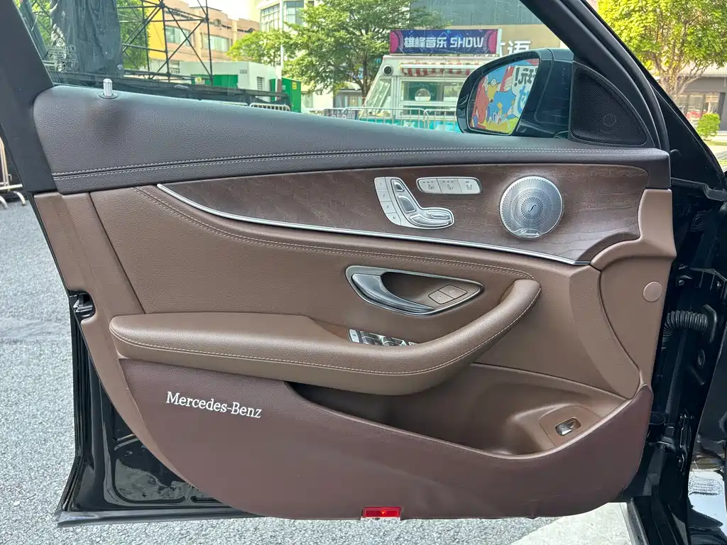 Mercedes-Benz E-Class — миниатюра 17