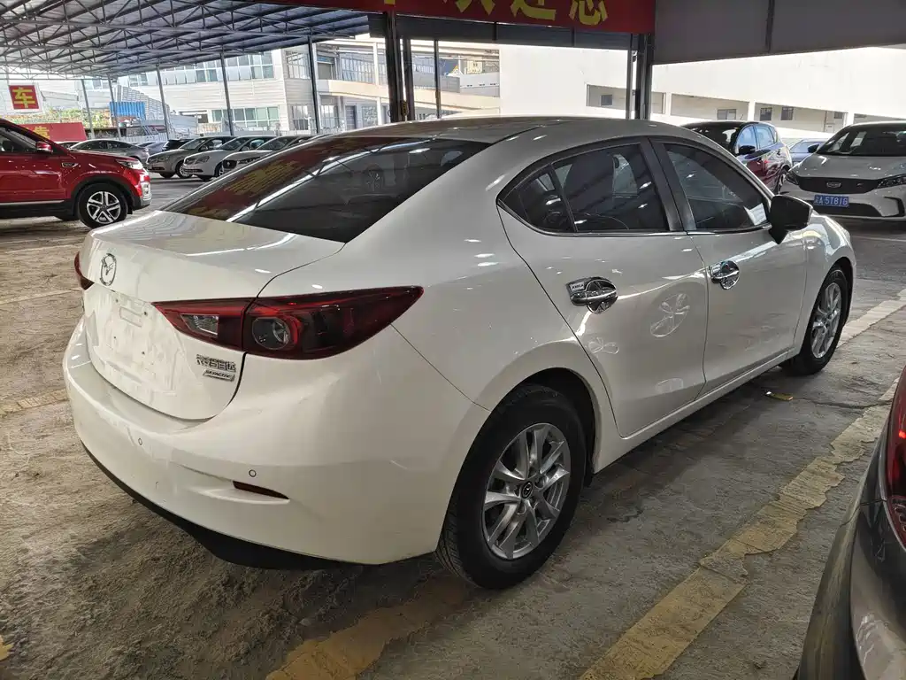 Mazda Mazda3 3 2017 1.5L AT Luxury V