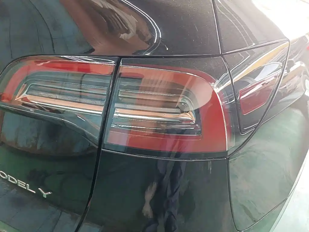 Tesla Model Y — миниатюра 8