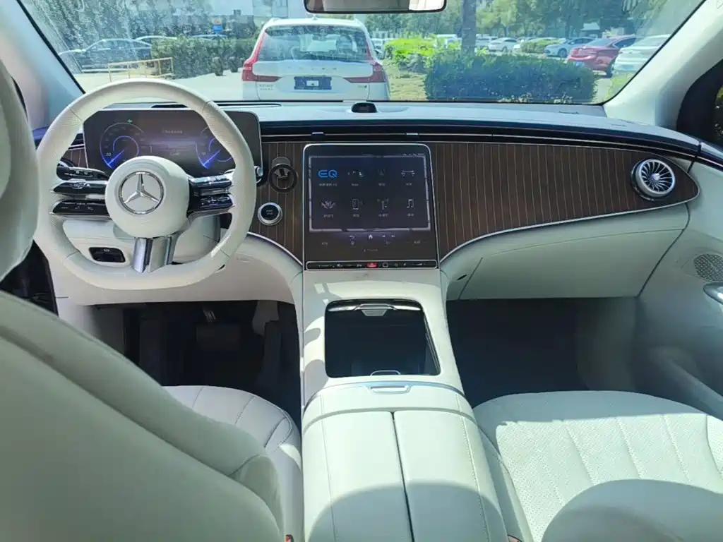 Mercedes-Benz EQE SUV — миниатюра 10