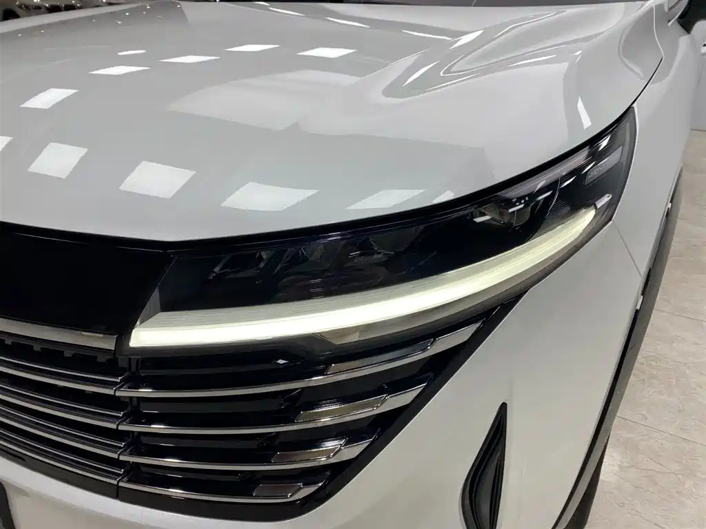 NISSAN EXPLORING THE LAND