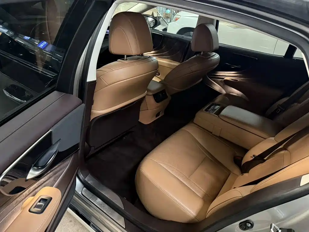 Lexus LS — миниатюра 7