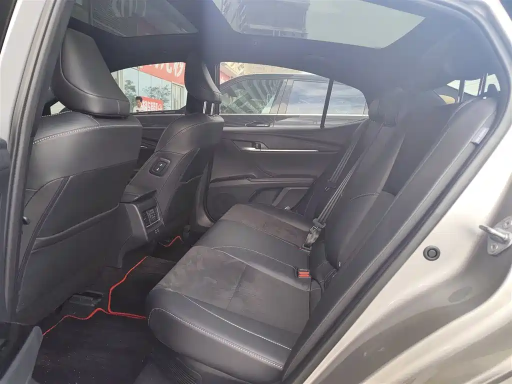 Toyota Camry — миниатюра 7