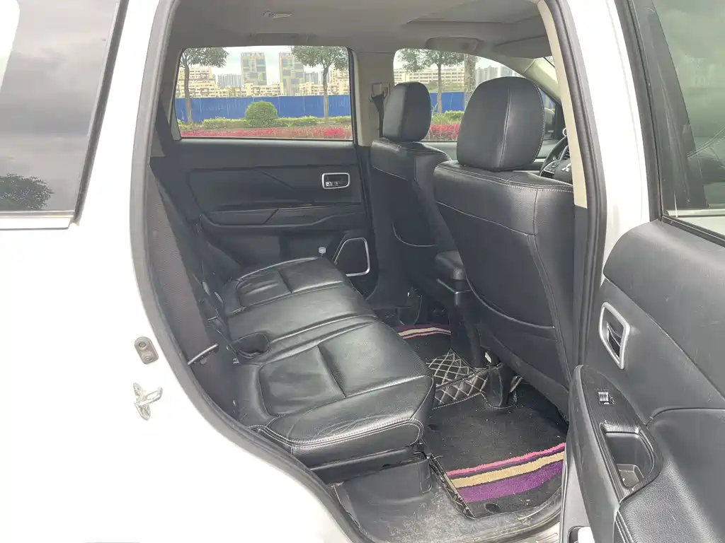 MITSUBISHI OUTLANDER