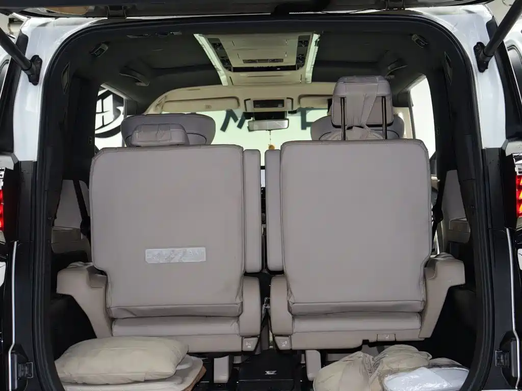 Toyota Alphard — миниатюра 9