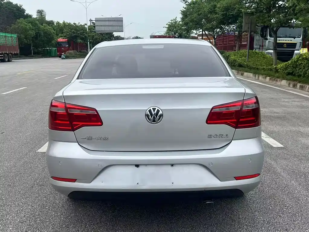 Volkswagen Bora 2015 1.6L MT Fashion