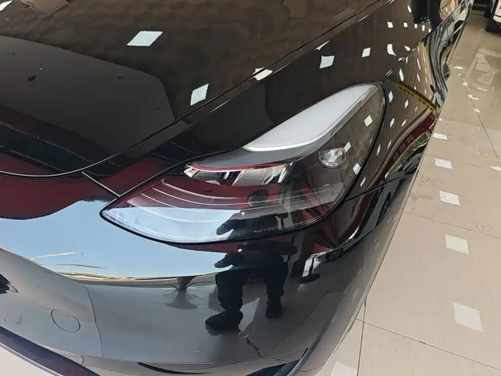 Tesla Model Y — миниатюра 24