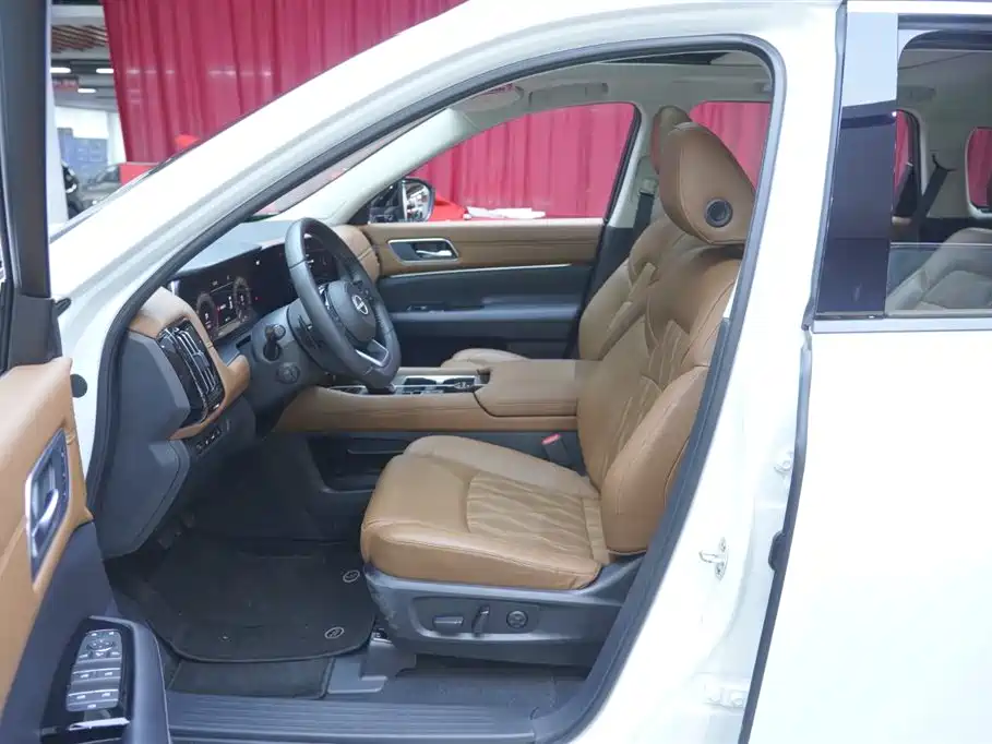 NISSAN EXPLORING THE LAND