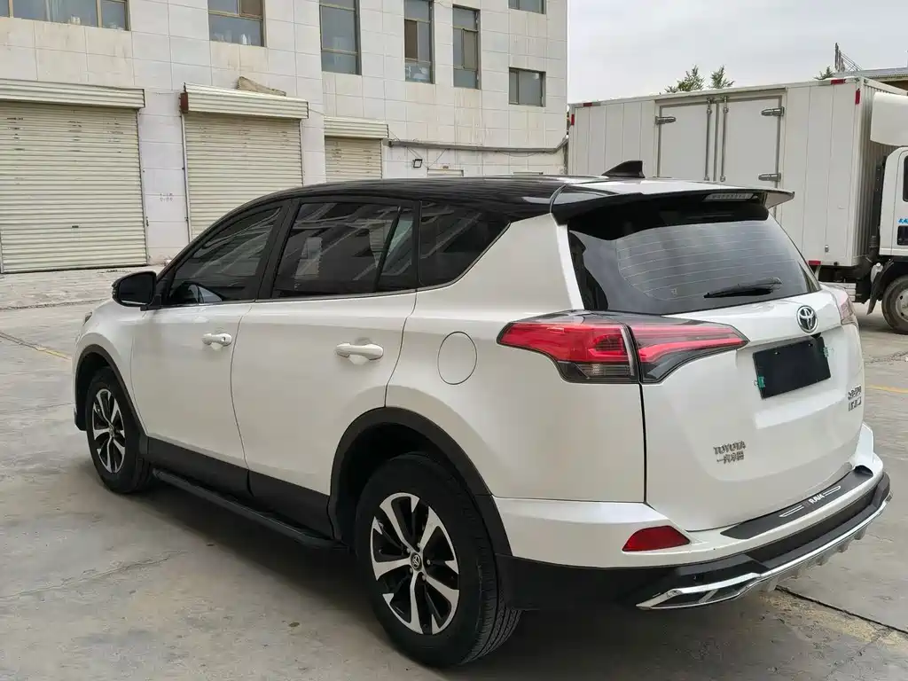 Toyota RAV4 — миниатюра 9