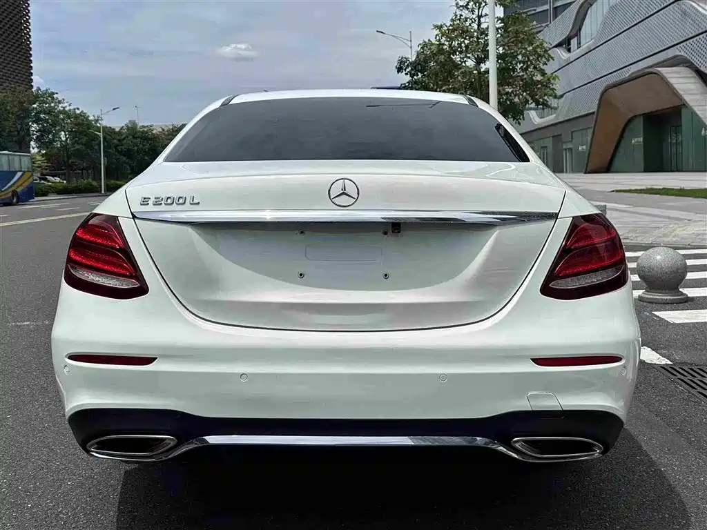 Mercedes-Benz E-Class — миниатюра 8