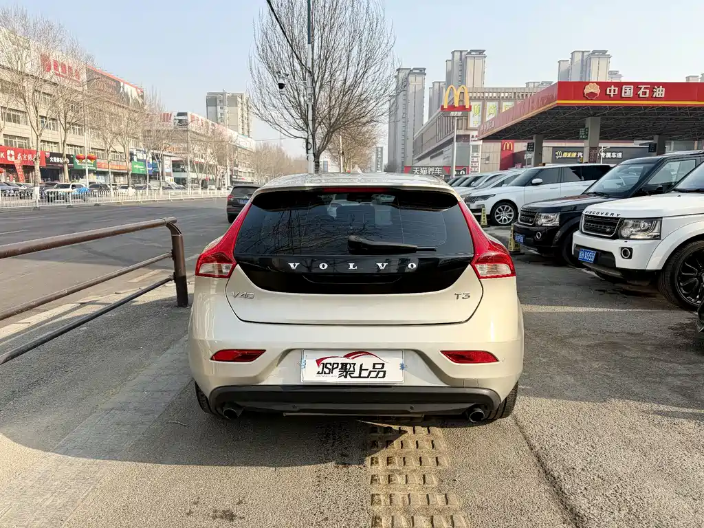 VOLVO V40