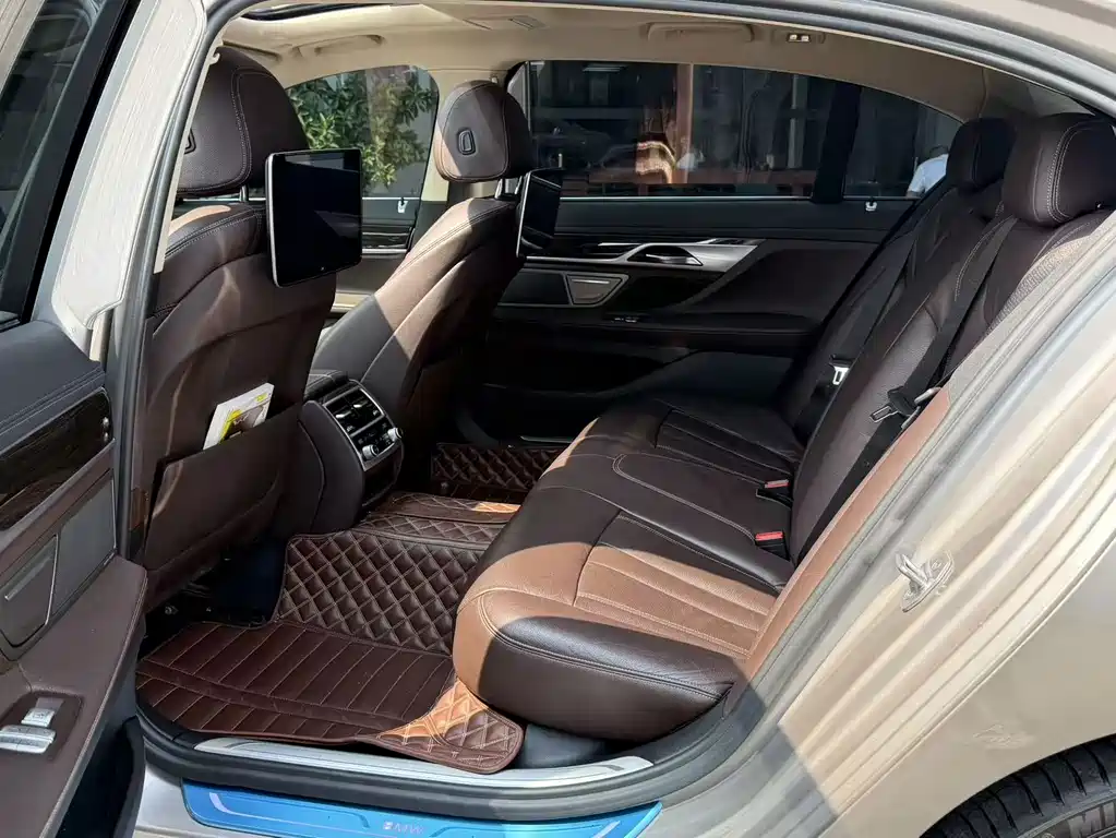 BMW 7 Series — миниатюра 5