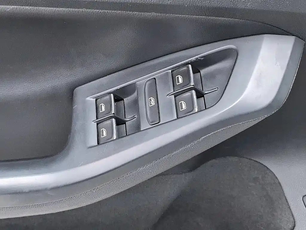 Volkswagen Sagitar 2015 1.6L MT Comfort