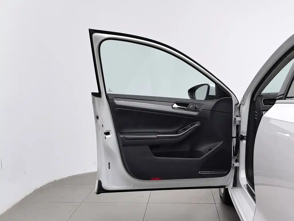 Volkswagen Sagitar 2015 1.6L MT Comfort
