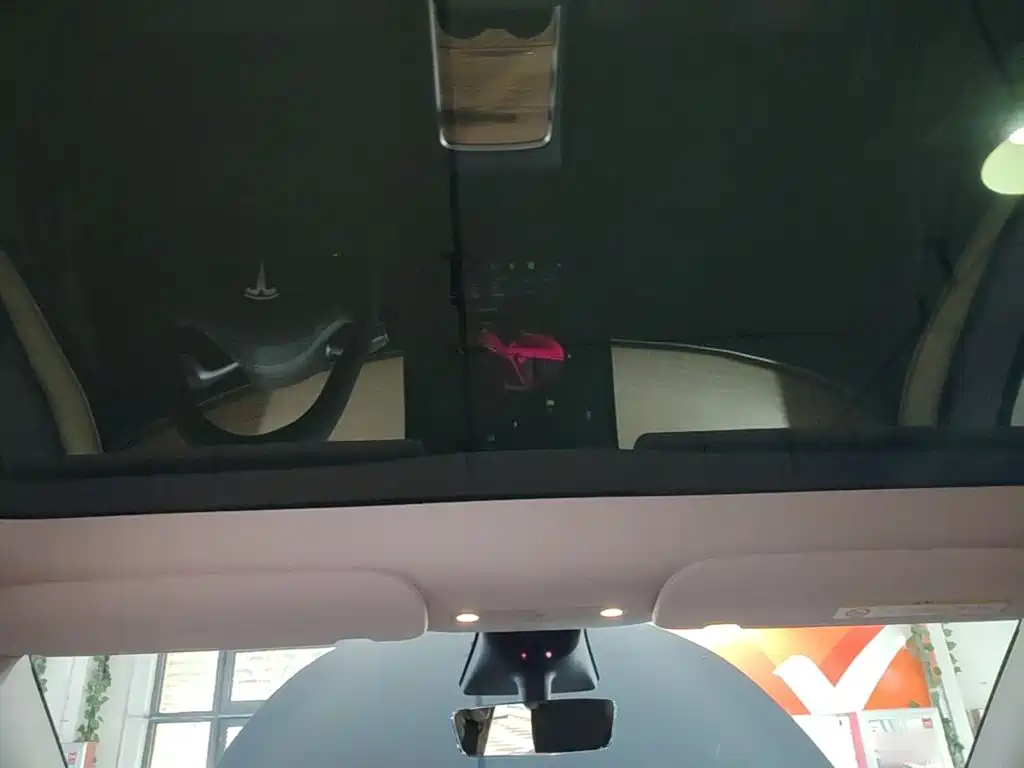 Tesla Model Y — миниатюра 18