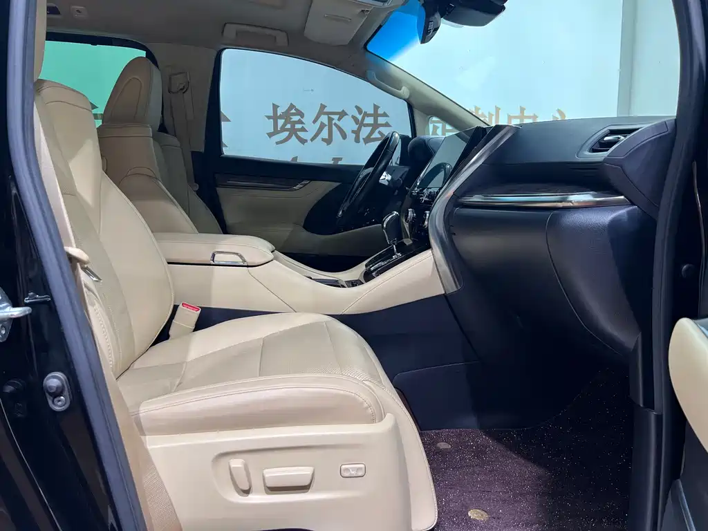 Toyota Alphard — миниатюра 10