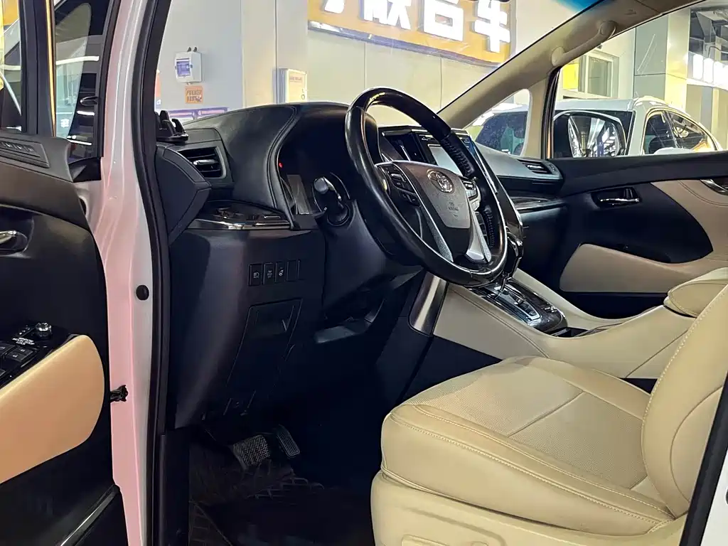 Toyota Alphard — миниатюра 4