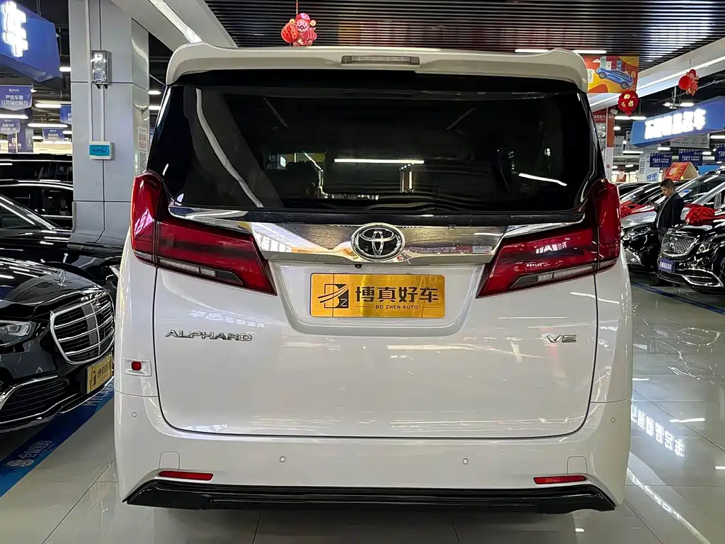 Toyota Alphard — миниатюра 9