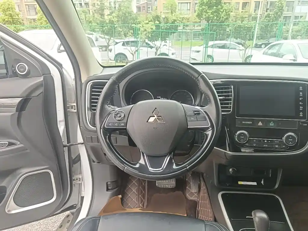 Mitsubishi Outlander — миниатюра 11