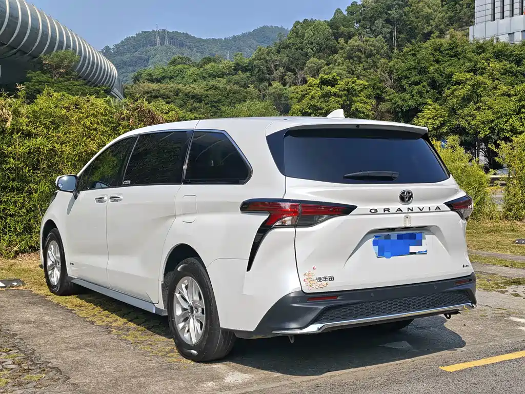 Toyota Granvia — миниатюра 3