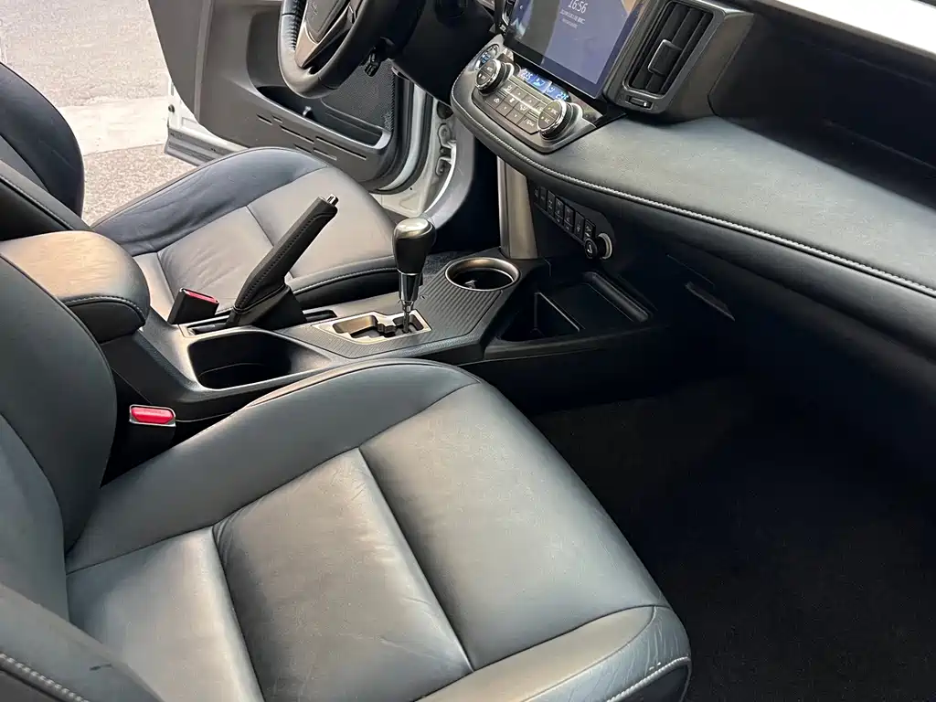 Toyota RAV4 — миниатюра 8
