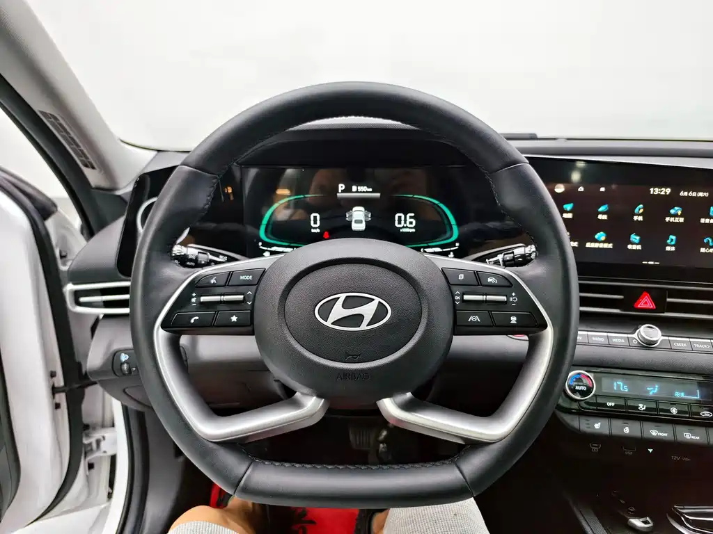 Hyundai Elantra — миниатюра 14