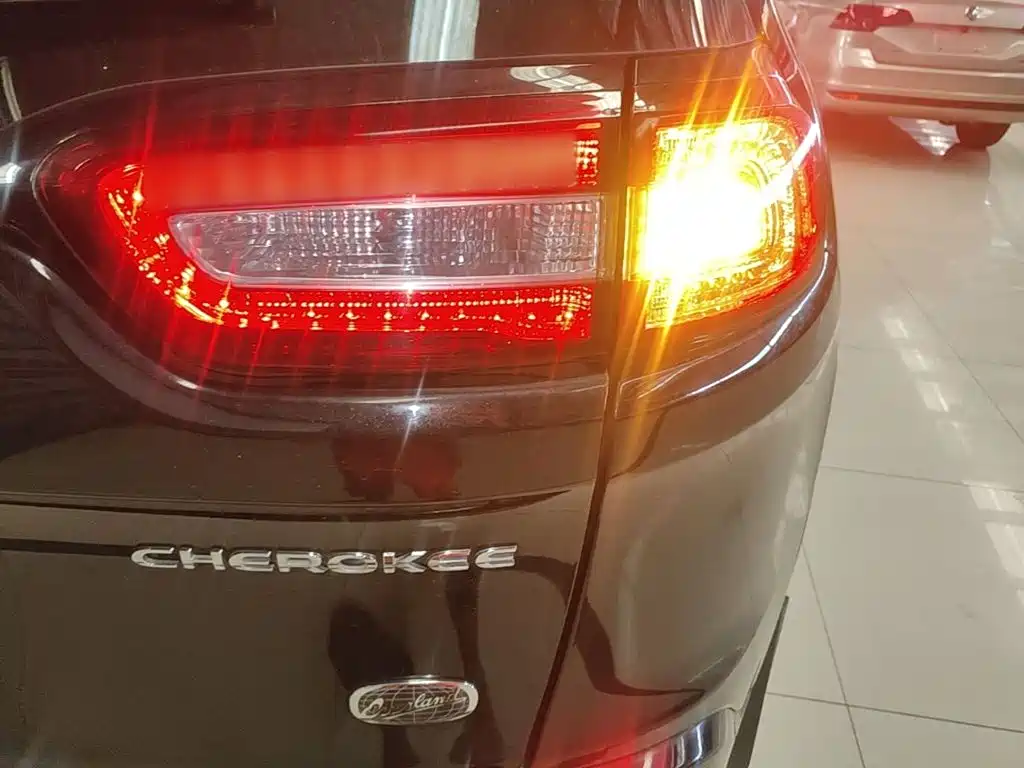 Jeep Cherokee — миниатюра 8