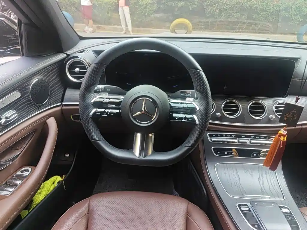 Mercedes-Benz E-Class — миниатюра 6