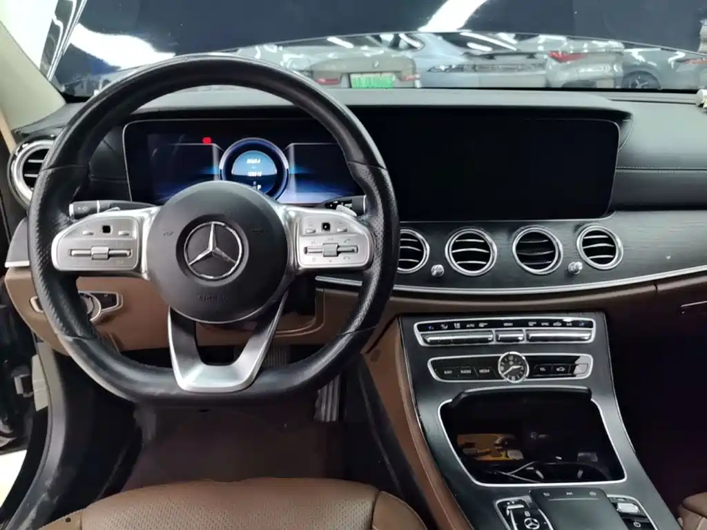 Mercedes-Benz E-Class — миниатюра 10