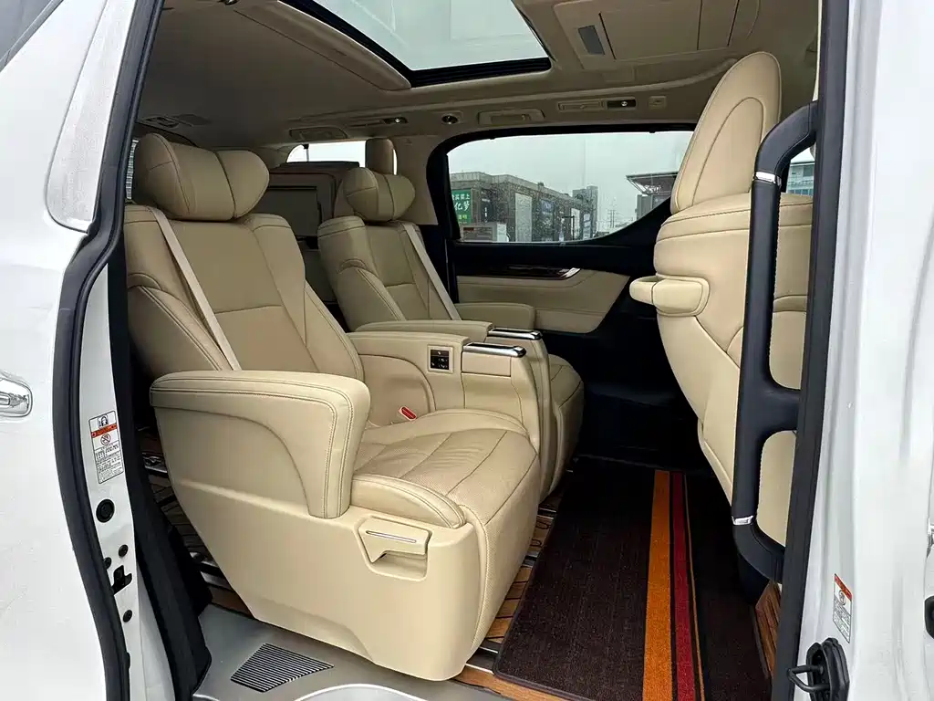 Toyota Alphard — миниатюра 8