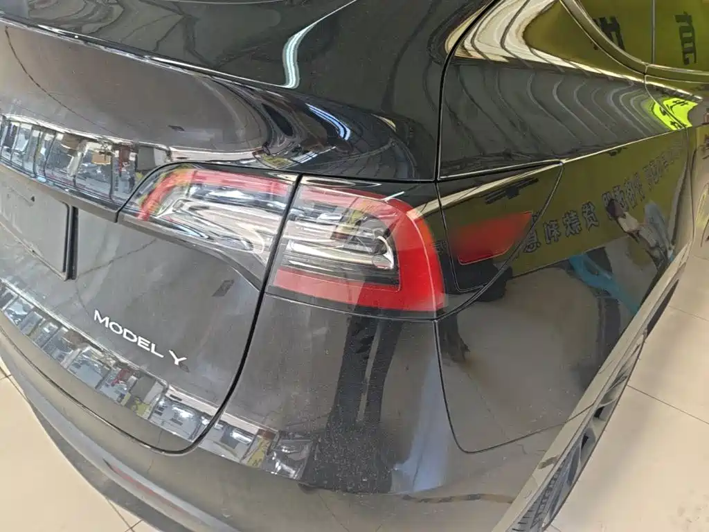 Tesla Model Y — миниатюра 8