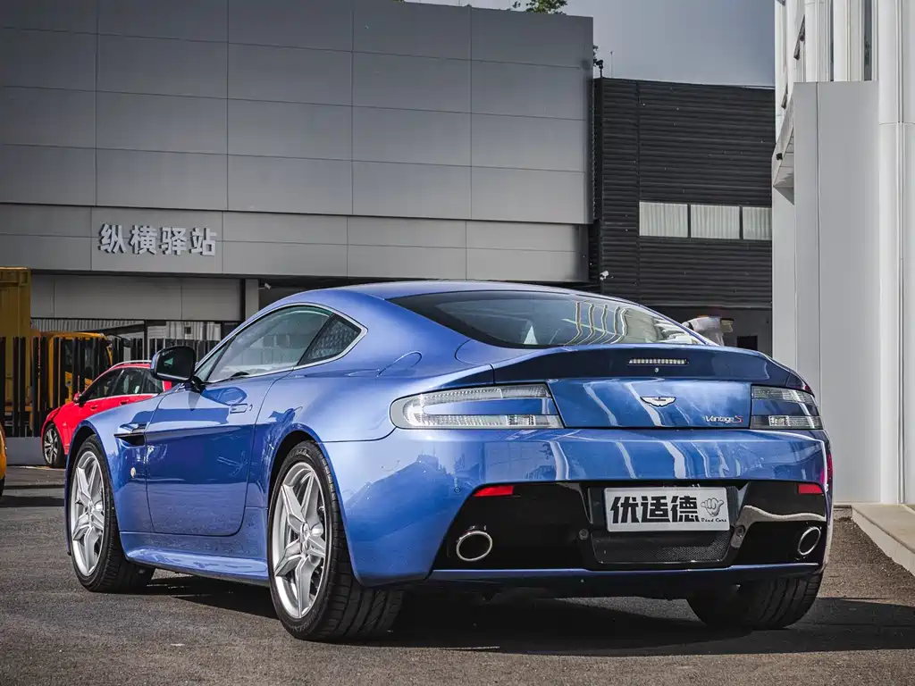 Aston Martin V8 Vantage - фото 3