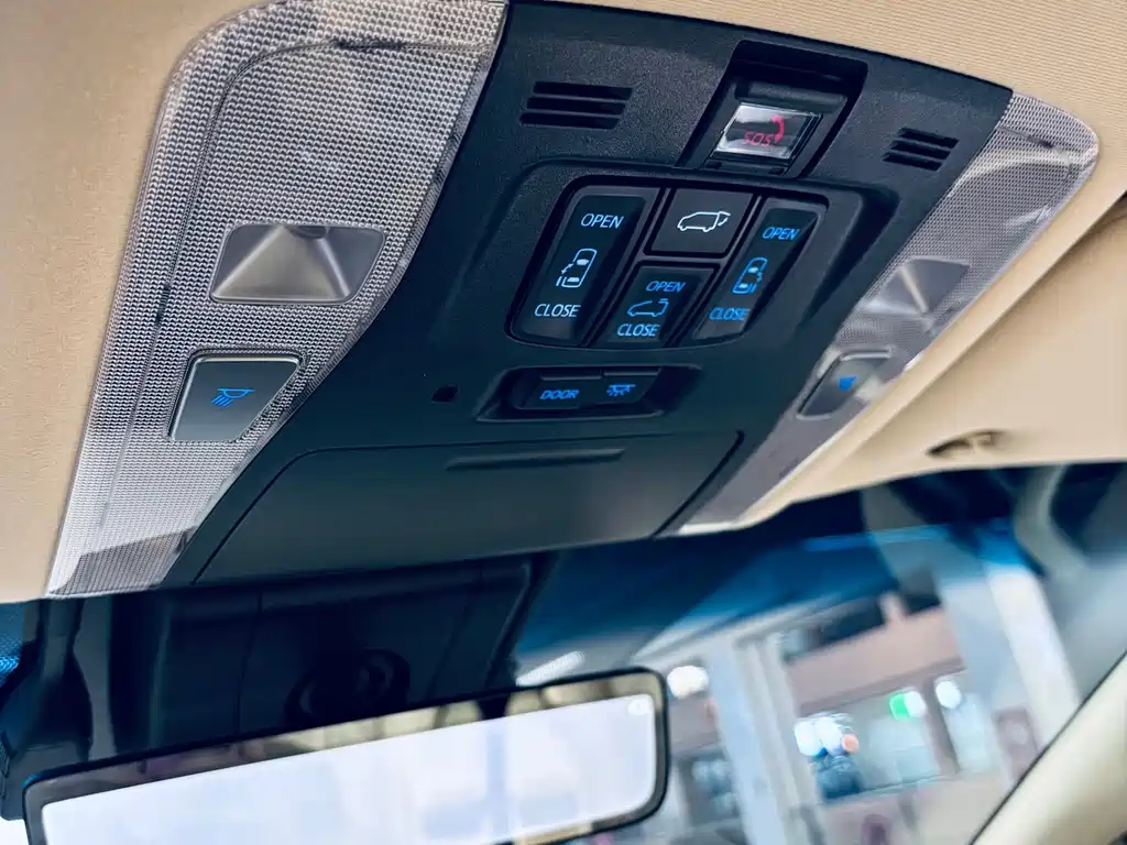 Toyota Alphard — миниатюра 9