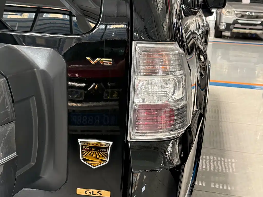 Mitsubishi Pajero (Import) — миниатюра 6