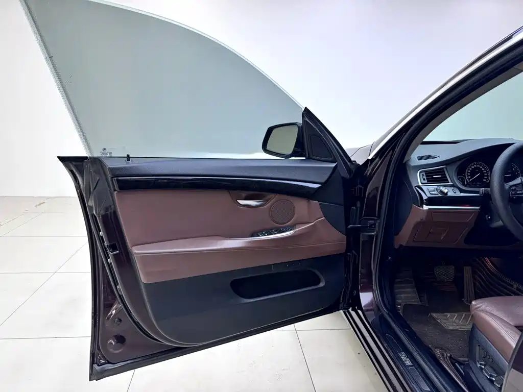 BMW 5 Series GT — миниатюра 8