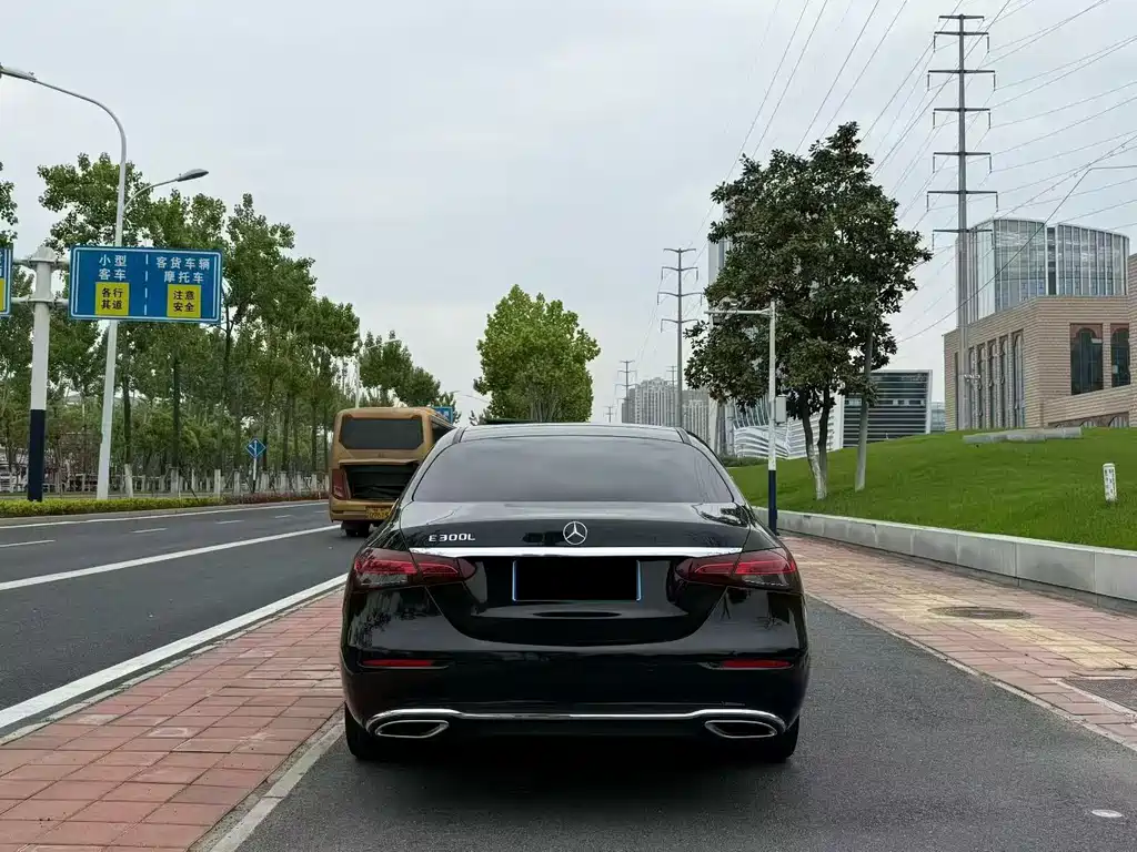 Mercedes-Benz E-Class — миниатюра 8