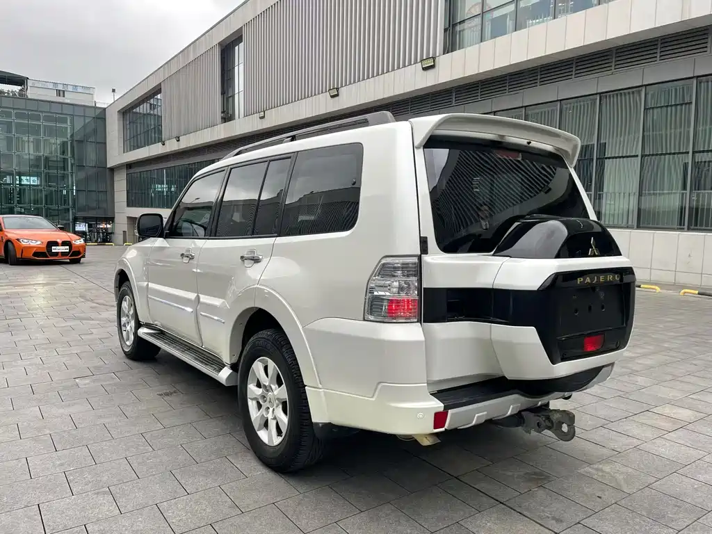 MITSUBISHI PAJERO