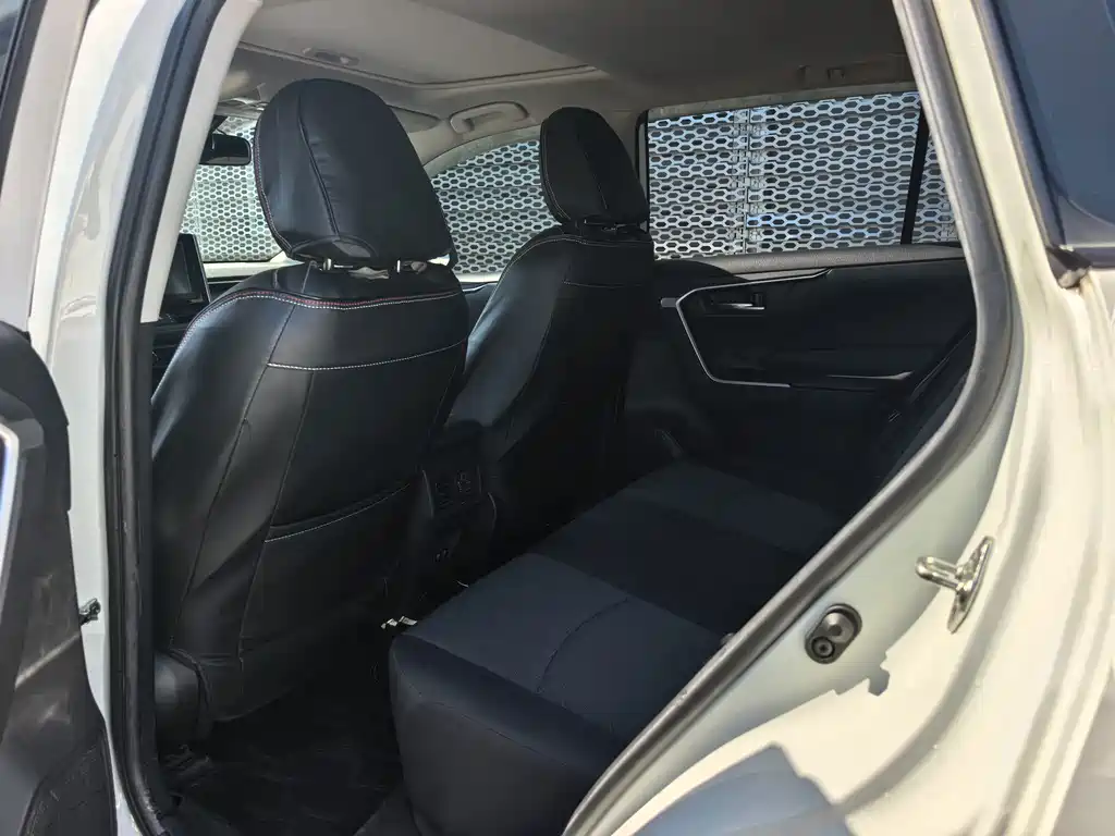 Toyota RAV4 — миниатюра 8