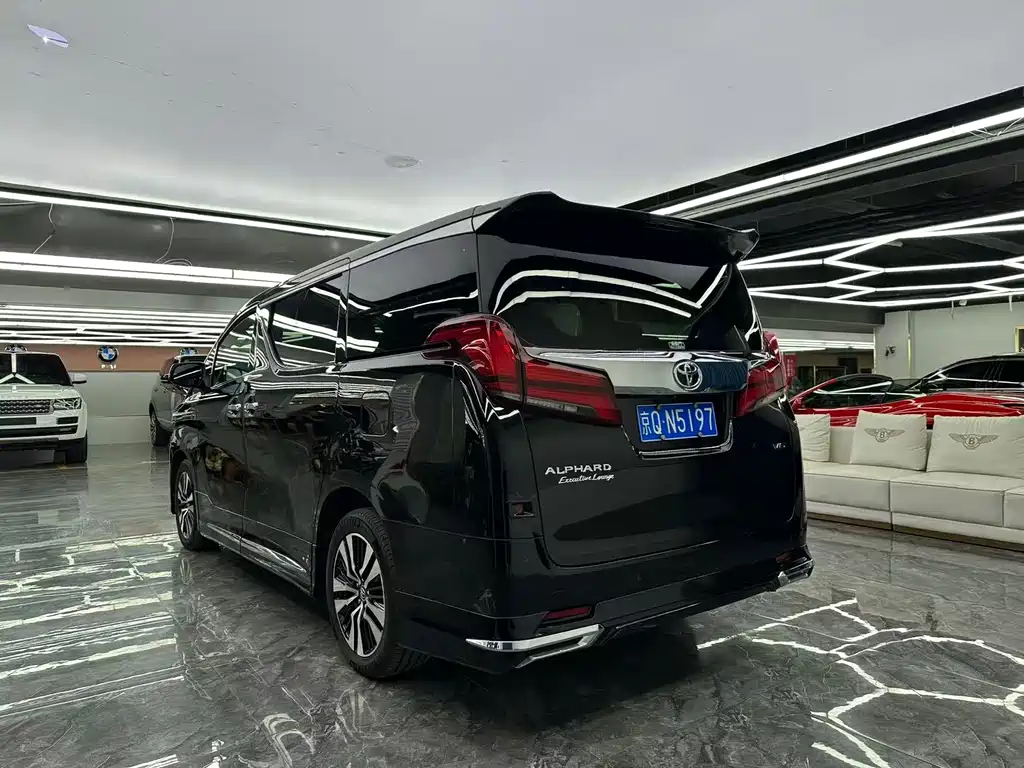Toyota Alphard — миниатюра 7