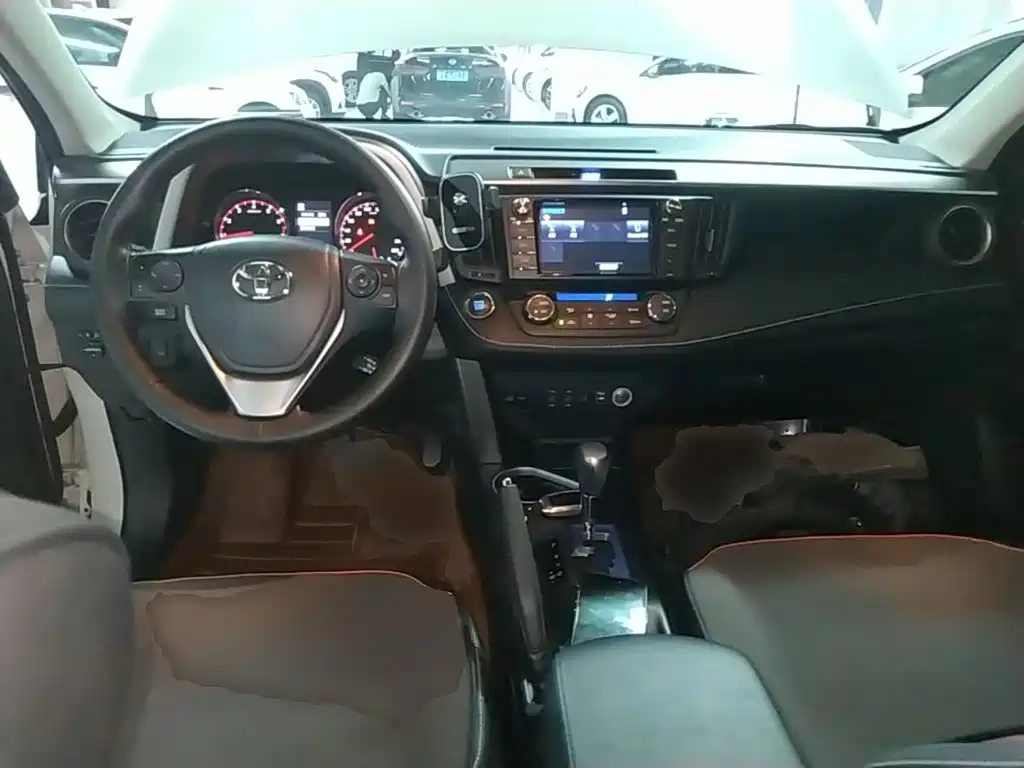 Toyota RAV4 — миниатюра 10