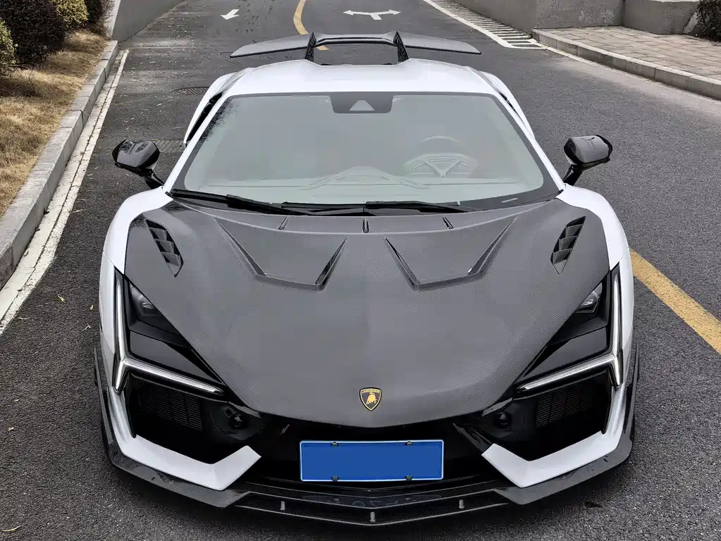 LAMBORGHINI REVUELTO